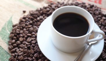 コーヒーや煙草で口臭い！貴女のデートを口臭の２大原因コーヒーと歯周病の対策で成功に導く！